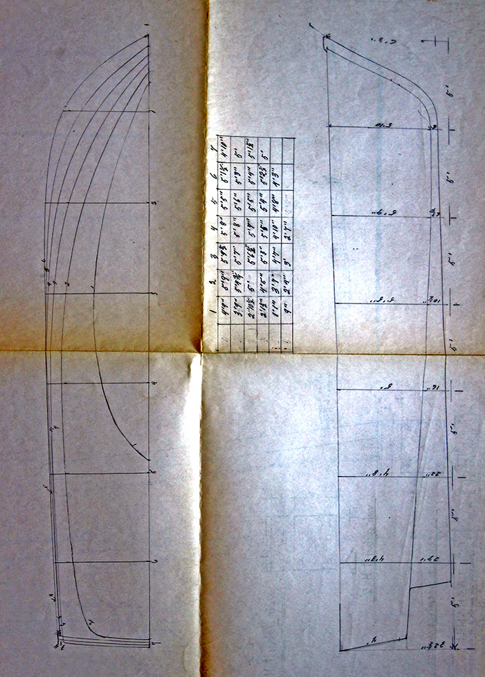 Plan d’une chaloupe qui indique les courbes et les dimensions des sept parties de l’embarcation. Dessin fait à la main, sur une feuille de grand format qui a été pliée en quatre. Les plis du papier jaunis montre l’ancienneté du document.