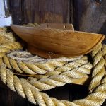 Une demie-coque servant à dessiner les plans d’un bateau