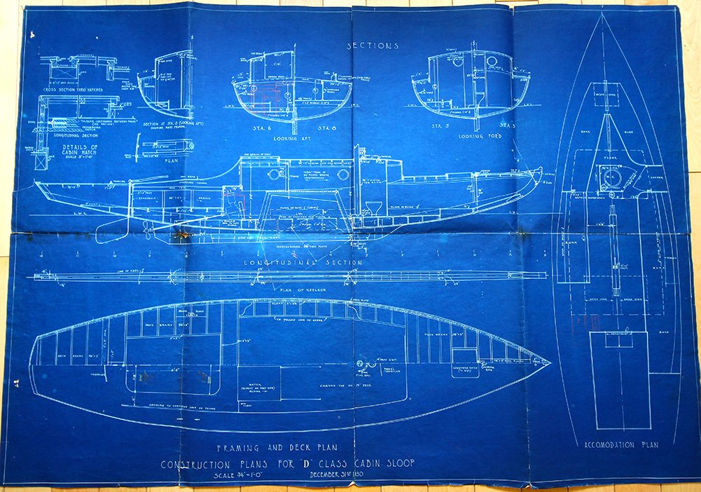 Plan d’architecte d’un bateau de type « sloop », sur lequel sont présentées les coupes de profil, de face, de l’arrière, ainsi que les vues du pont et de la cabine.
