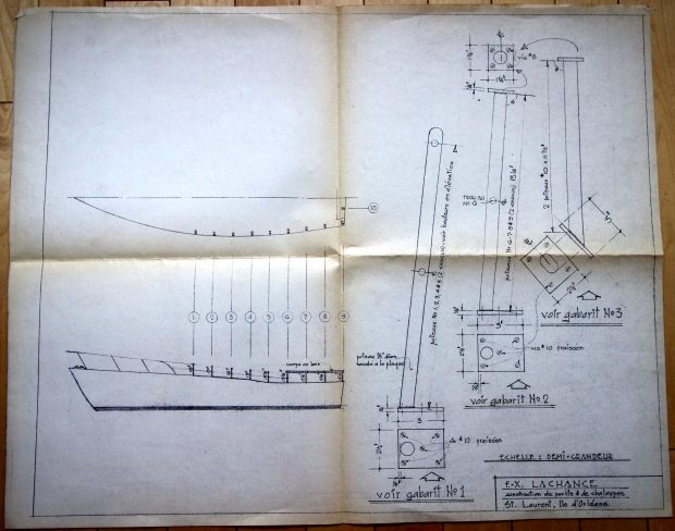 Plan technique signé par F-X Lachance, à échelle « demi-grandeur », illustrant la coupe d’un bateau vue de profil, ainsi que trois gabarits de pièces où seront fixés les onze « poteaux » qui forment la structure de l’embarcation.