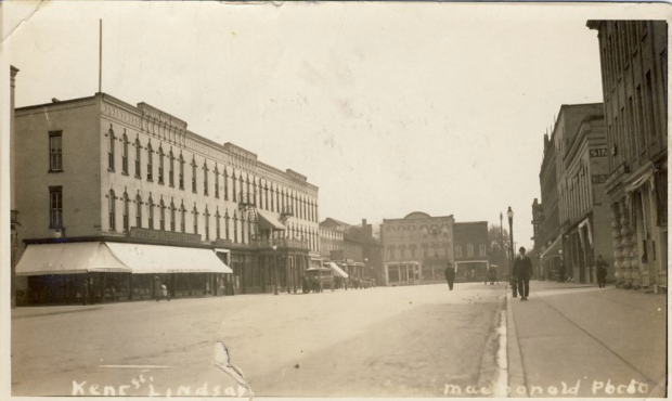 Vu de la rue Kent, le magasin de trois étages.