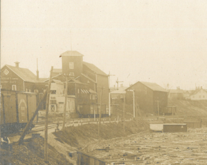 Bâtiment en bois sur la rive.