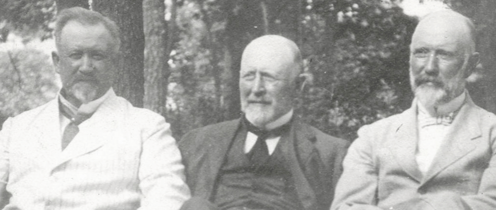 Photo en noir et blanc vers 1910 de Lindsay William, John Dundas (J. D.) et Joseph Flavelle.