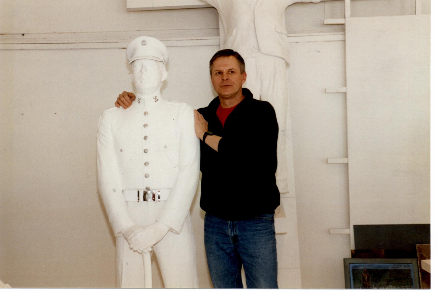 Rick Choppe, membre de la garde d’honneur en tenue décontractée, debout à côté de son plâtre blanc grandeur réelle, en uniforme, pour la fabrication de la statue de la garde d’honneur