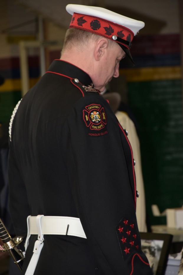 Blaine Gray, garde, à la cérémonie précédant le service commémoratif, en moment de réflexion