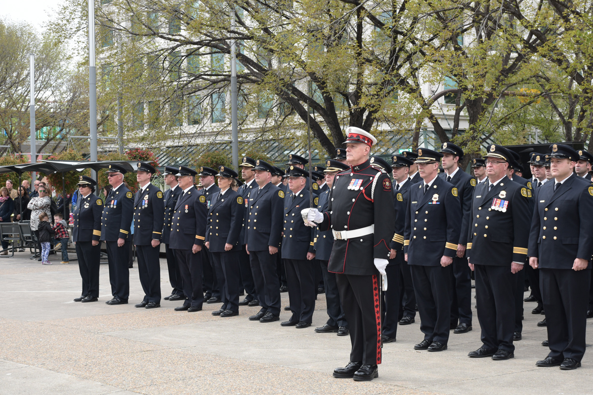 Blaine Gray, membre de la garde d’honneur, tient l’épée cérémoniale dans la rangée précédant les pompiers en uniforme à la place de l’hommage (Tribute Plaza), en 2015.
