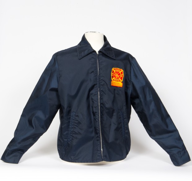 Veste imperméable bleu marine avec fermeture éclair et collet, avec insigne jaune et rouge de la garde d’honneur, pompiers canadiens, section de Calgary