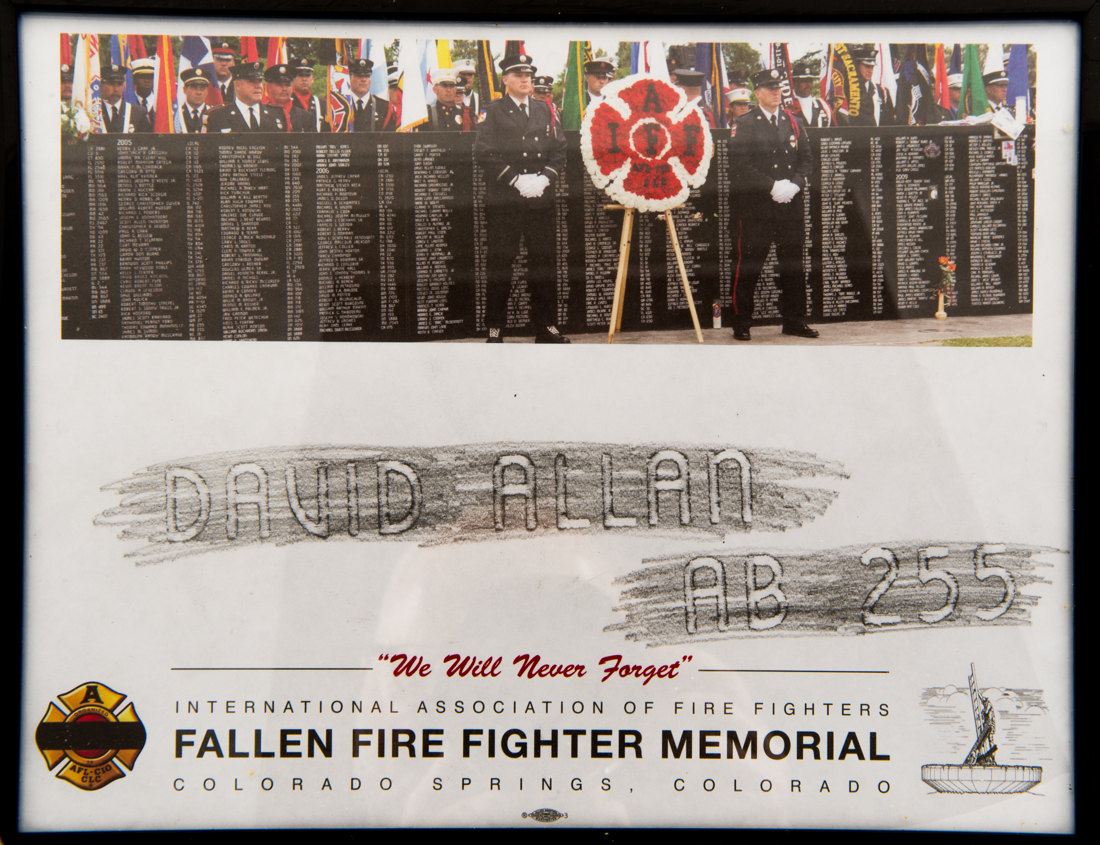 Estampage du nom d’un pompier sur le mur commémoratif de l’IAFF, « David Allan AB-255 » et photo du mur commémoratif au-dessus