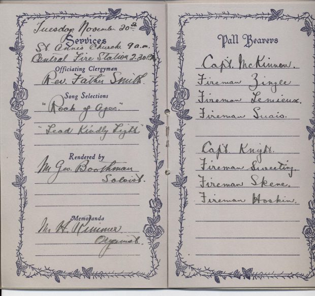 Livret commémoratif des funérailles de Hugh McShane en 1923, décrivant l'ordre des débats en écriture manuscrite.