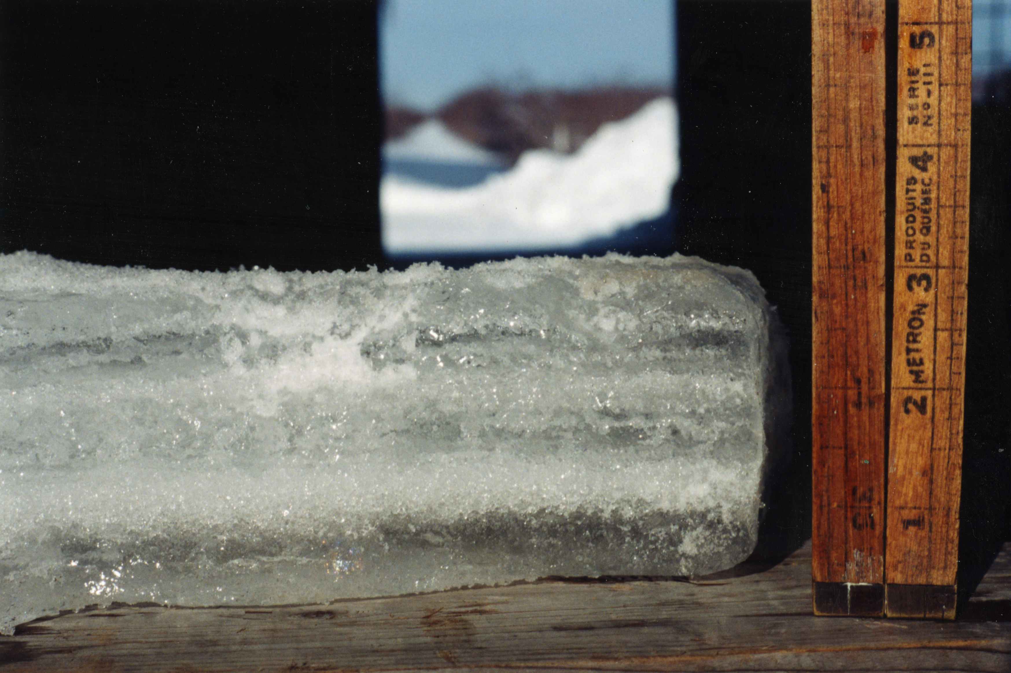 Ce citoyen mesure l'accumulation de glace.  Il était rendu à 3 po.