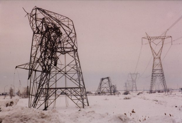 Les pylônes se recroquevillent sur eux-mêmes sous le poids de la glace sur leur structure.