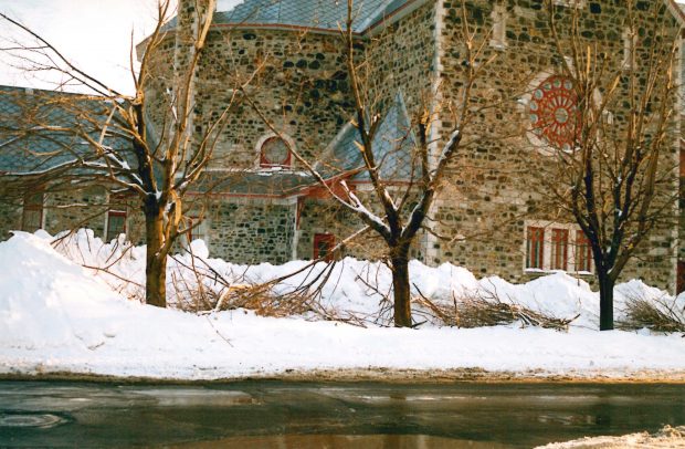 Les branches tombent sous le poids de la glace devant l'église Saint-Athanase, à Iberville.