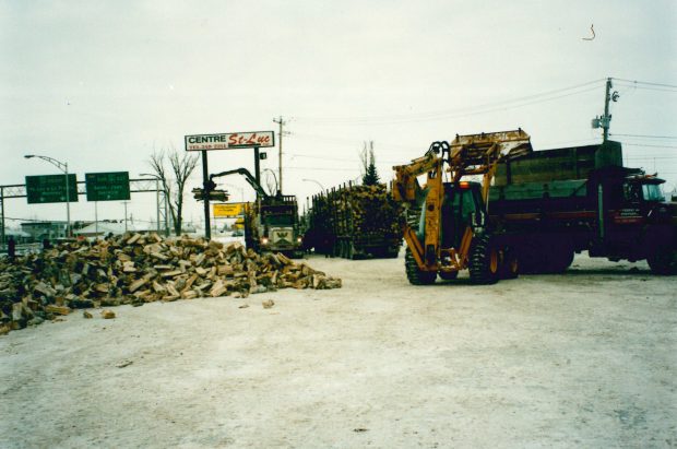 Réception de bois au centre de distribution de Saint-Jean