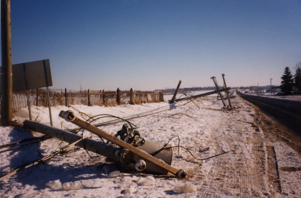 à cause du poids de la glace, les poteaux électriques tombent comme des dominos le long des rues, Napierville. 