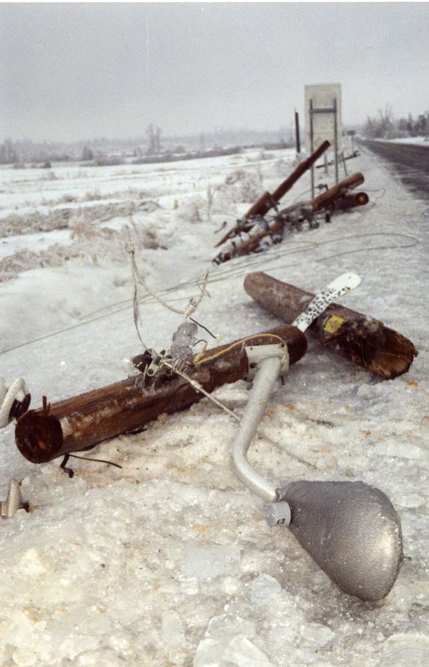 Un lampadaire accroché à un poteau électrique est tombé sous le poids de la glace.