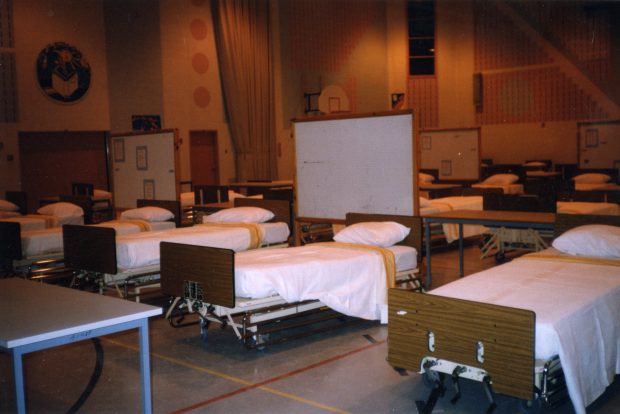 Des lits sont placés dans le gymnase de l'école Des Prés-Verts pour accueillir les sinistrés.