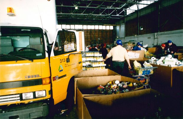 Le Hangar-4 de la base militaire devient un centre de distribution de nourriture et d'articles de nécessité.