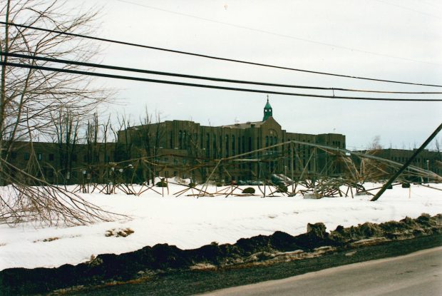 Un pylône s'est effondré devant l'école Marcellin-Champagnat, à Iberville.