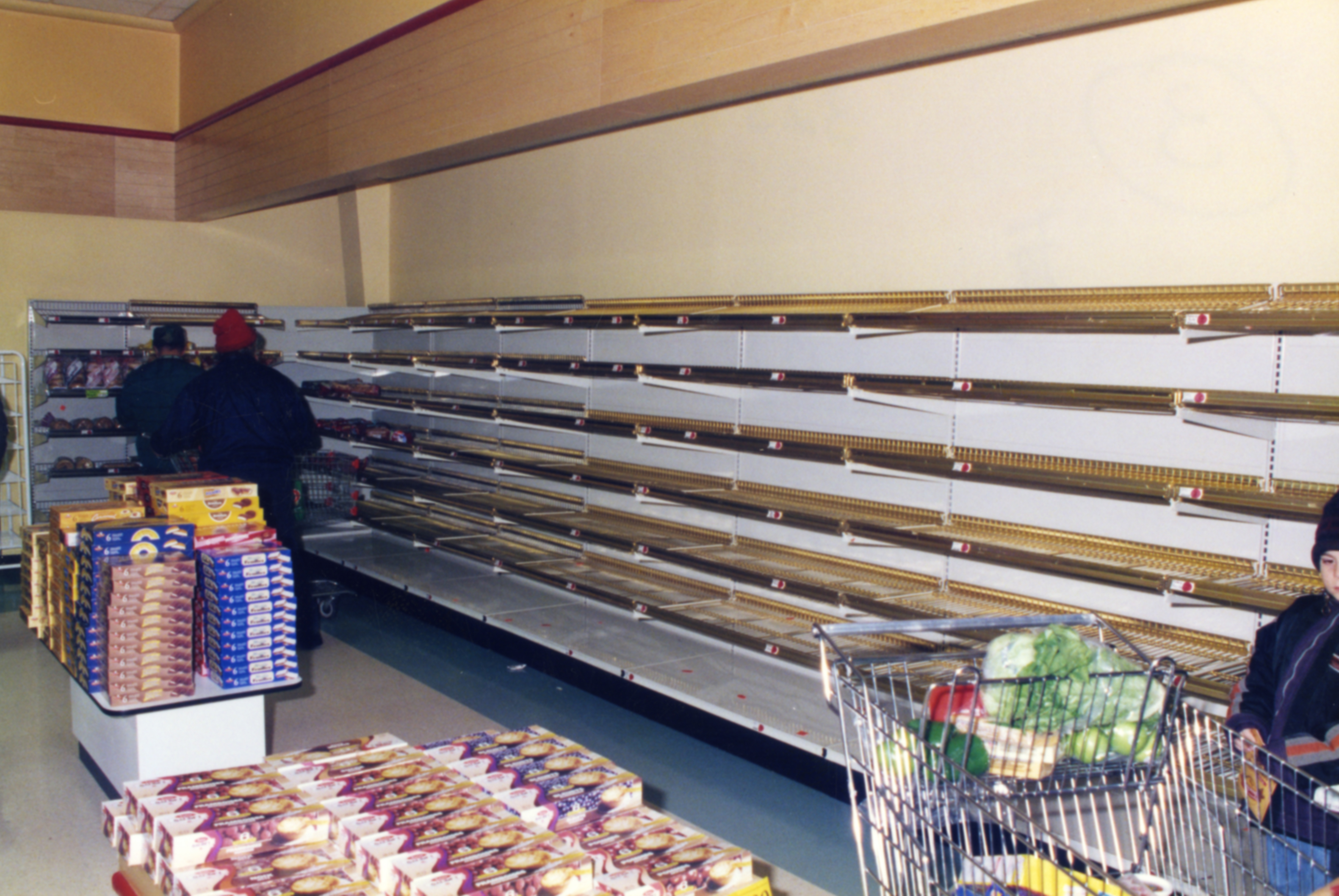 Les étagères de pain sont vides dans les épiceries durant la crise.