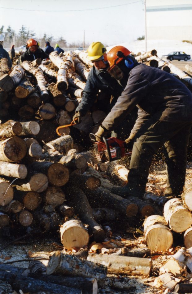 Le bois reçu de l'intérieur est coupé pour en faire des bûches, qui seront distribuées gratuitement aux gens dans le besoin. 