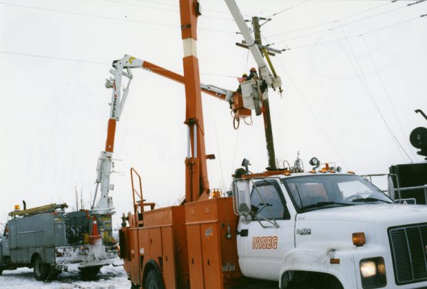 Des compagnies d'électricité canadienne et américaine travaillent côte à côte pour rétablir la situation le plus rapidement possible. 
