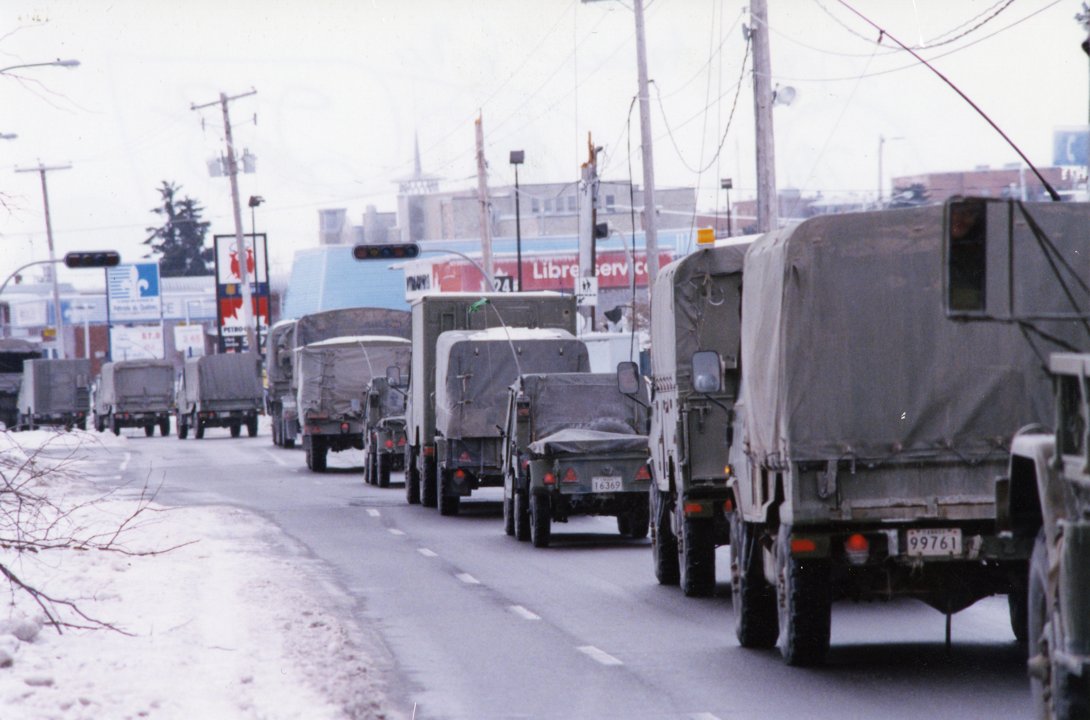 Les militaires arrivent en renfort. On les voit ici sur le boulevard du Séminaire, en direction de la base militaire.