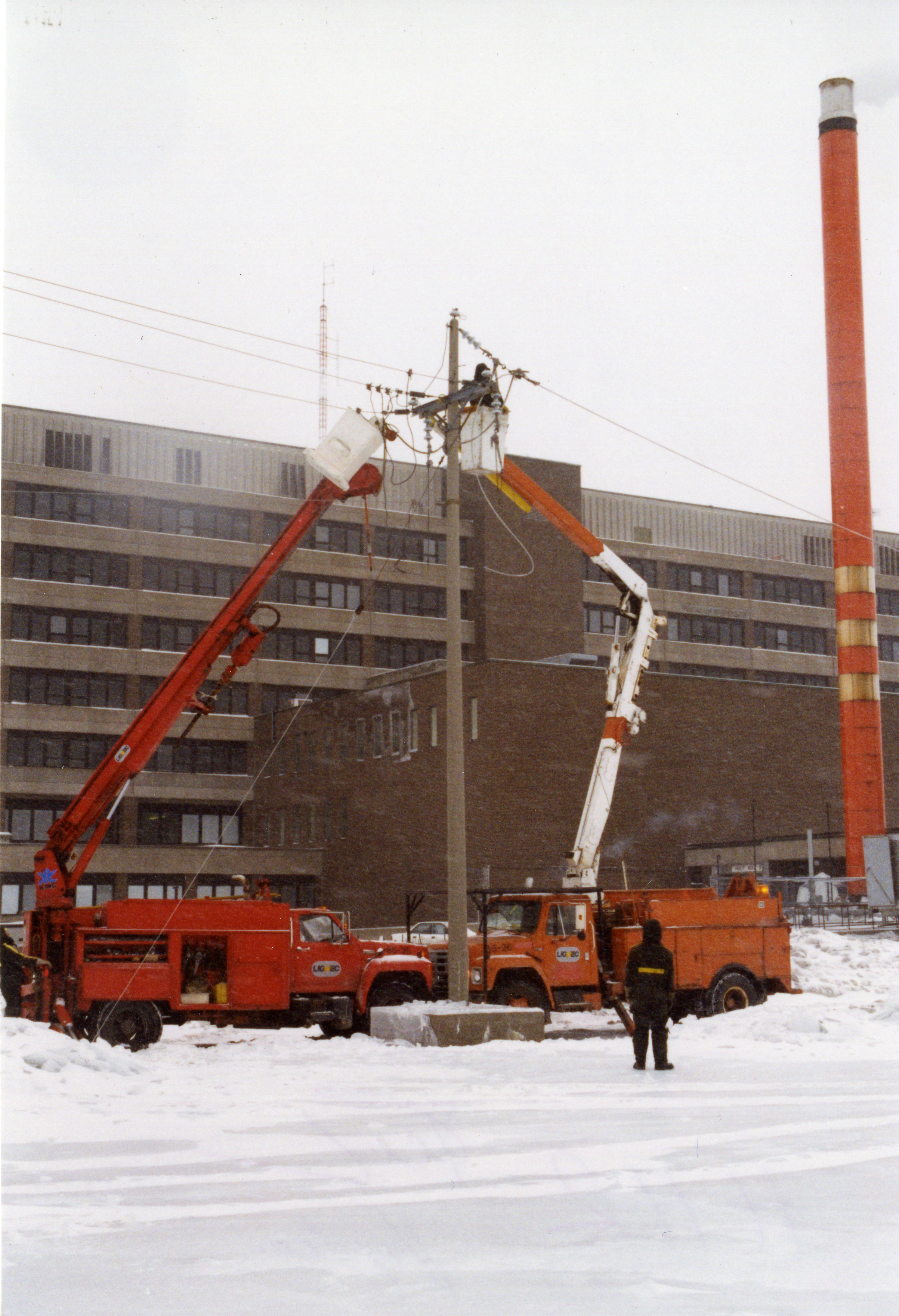 Les électriciens travaillent à raccorder l'hôpital du Haut-Richelieu.