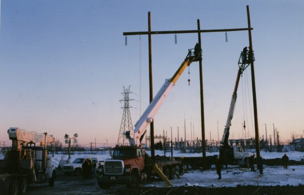 Les monteurs de ligne travaillent jour et nuit pour rétablir l'électricité.