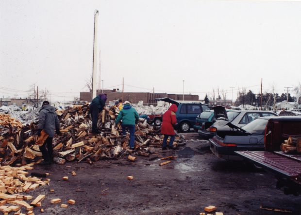 Les citoyens se rendent dans les centres de distribution pour se procurer du bois gratuitement.
