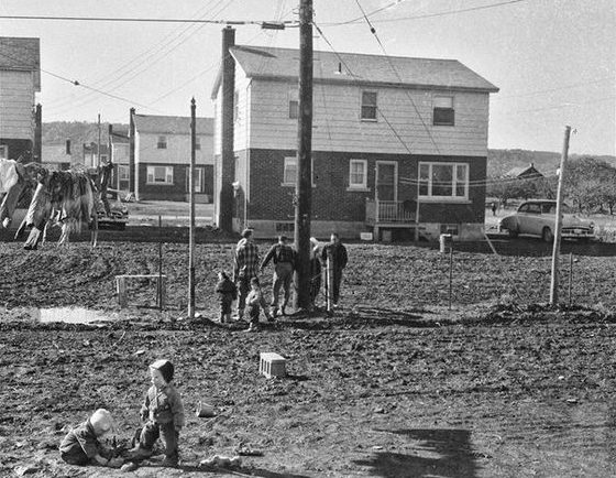 Photo noir et blanc de quelques personnes sur le chantier de construction des maisons.