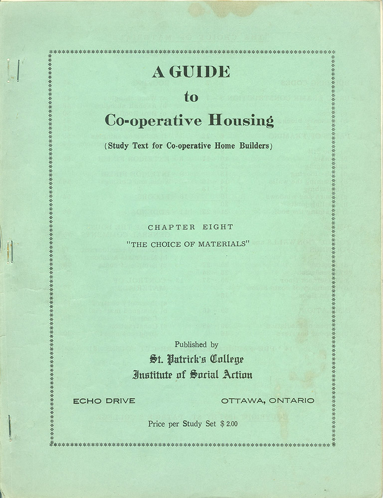 Couverture du guide d’études A Guide to Co-operative housing (Guide de l’habitation coopérative), chapitre huit – Le choix des matériaux. Fond bleu.