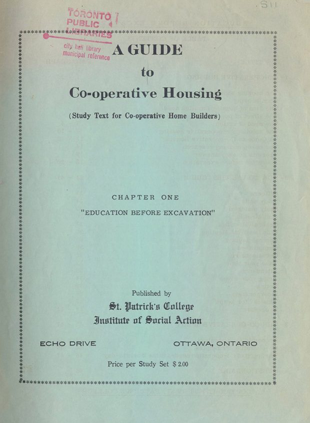 Couverture du guide d’études A Guide to Co-operative housing (Guide de l’habitation coopérative), chapitre un – L’éducation avant l’excavation. Fond bleu.
