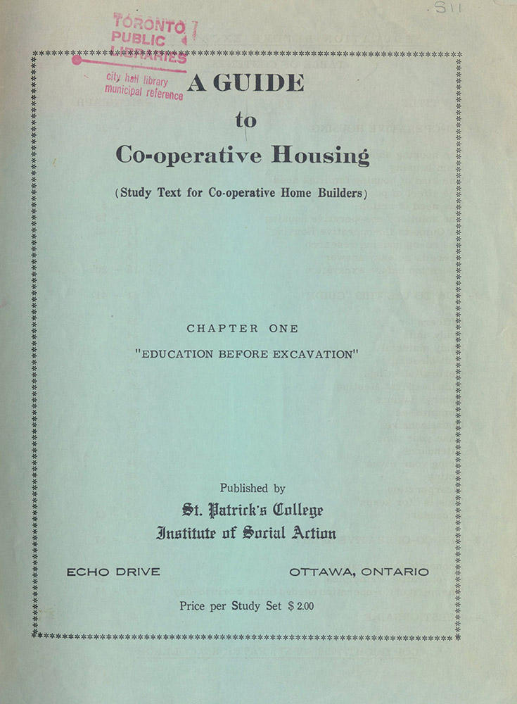 Couverture du guide d’études A Guide to Co-operative housing (Guide de l’habitation coopérative), chapitre un – L’éducation avant l’excavation. Fond bleu.