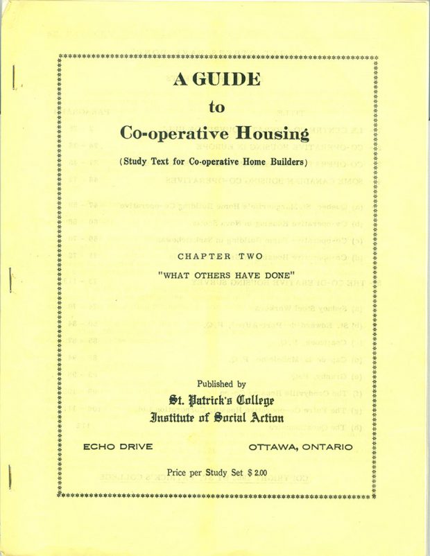 Couverture du guide d’études A Guide to Co-operative housing (Guide de l’habitation coopérative), chapitre deux – Ce que les autres ont fait. Fond jaune clair.