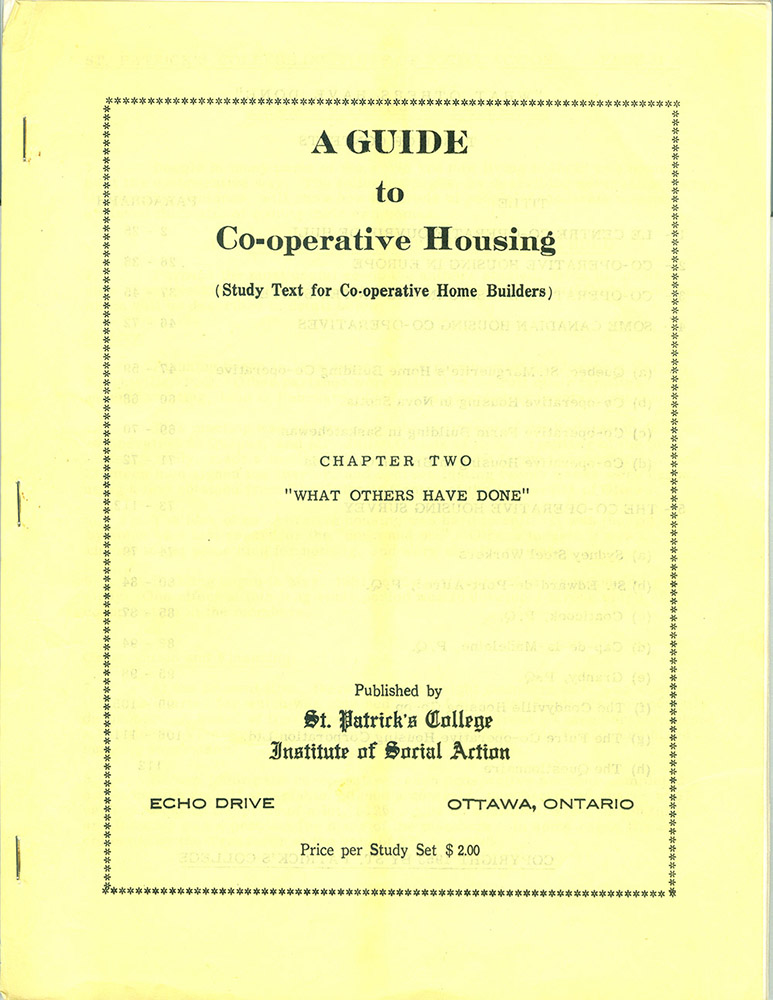 Couverture du guide d’études A Guide to Co-operative housing (Guide de l’habitation coopérative), chapitre deux – Ce que les autres ont fait. Fond jaune clair.