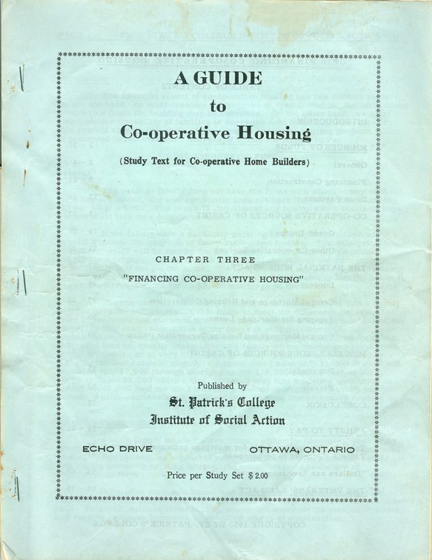 Couverture du guide d’études A Guide to Co-operative housing (Guide de l’habitation coopérative), chapitre trois – Le financement de la coopérative d’habitation. Fond bleu clair.