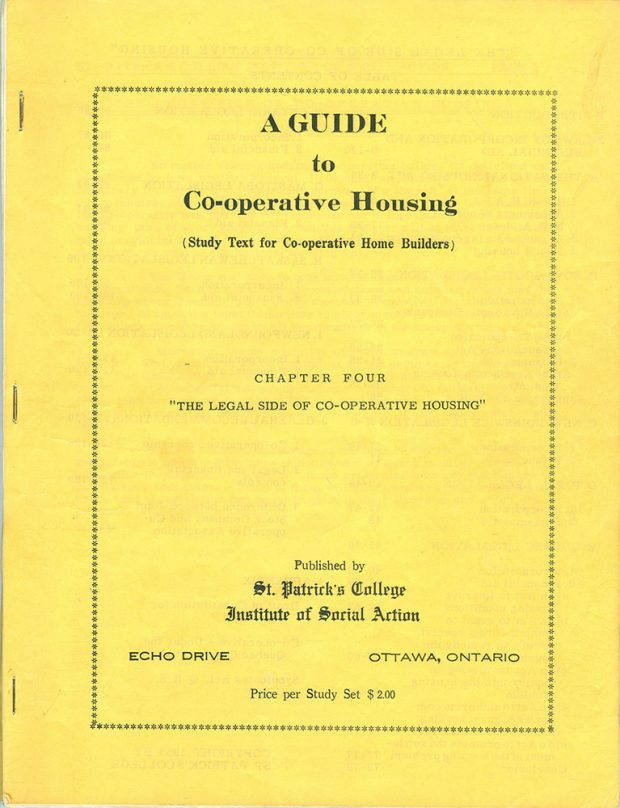 Couverture du guide d’études A Guide to Co-operative housing (Guide de l’habitation coopérative), chapitre quatre – Le côté juridique de la coopérative d’habitation. Fond jaune.
