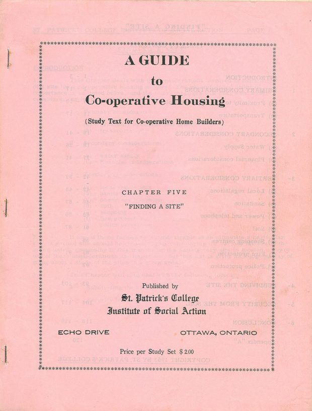 Couverture du guide d’études A Guide to Co-operative housing (Guide de l’habitation coopérative), chapitre cinq – La recherche d’un terrain. Fond rose.