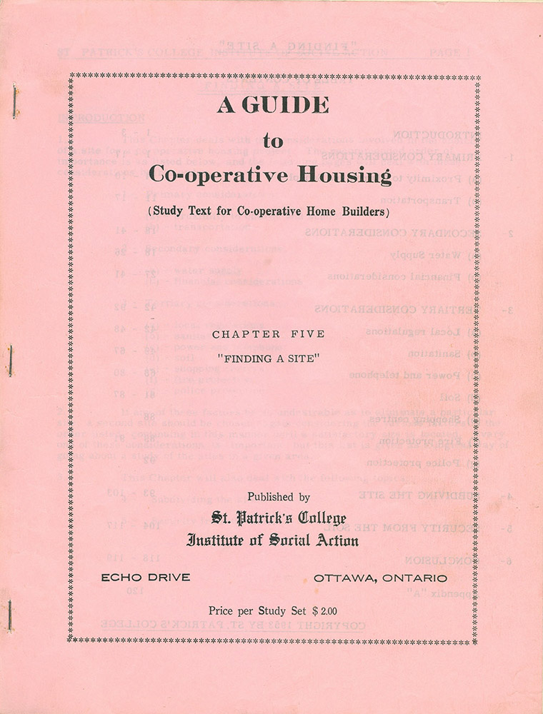 Couverture du guide d’études A Guide to Co-operative housing (Guide de l’habitation coopérative), chapitre cinq – La recherche d’un terrain. Fond rose.
