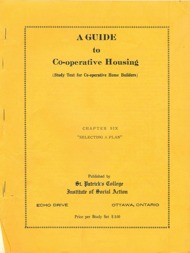 Couverture du guide d’études A Guide to Co-operative housing (Guide de l’habitation coopérative), chapitre sept – Dans une coopérative, tout le monde travaille. Fond blanc.