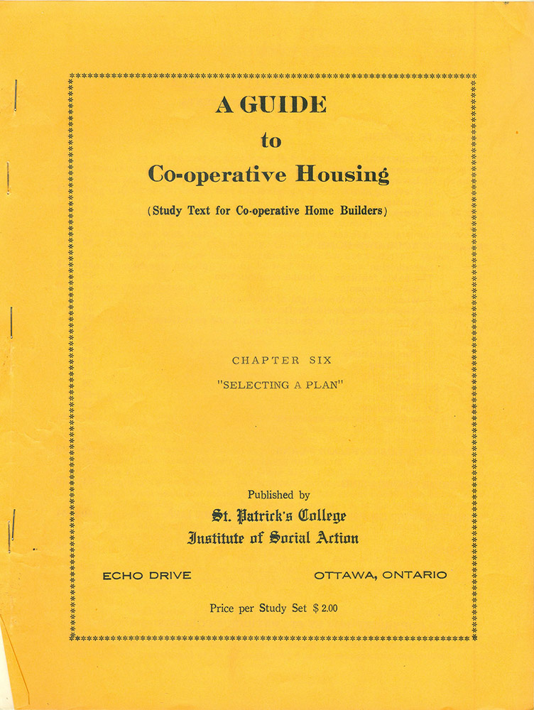 Couverture du guide d’études A Guide to Co-operative housing (Guide de l’habitation coopérative), chapitre sept – Dans une coopérative, tout le monde travaille. Fond blanc.