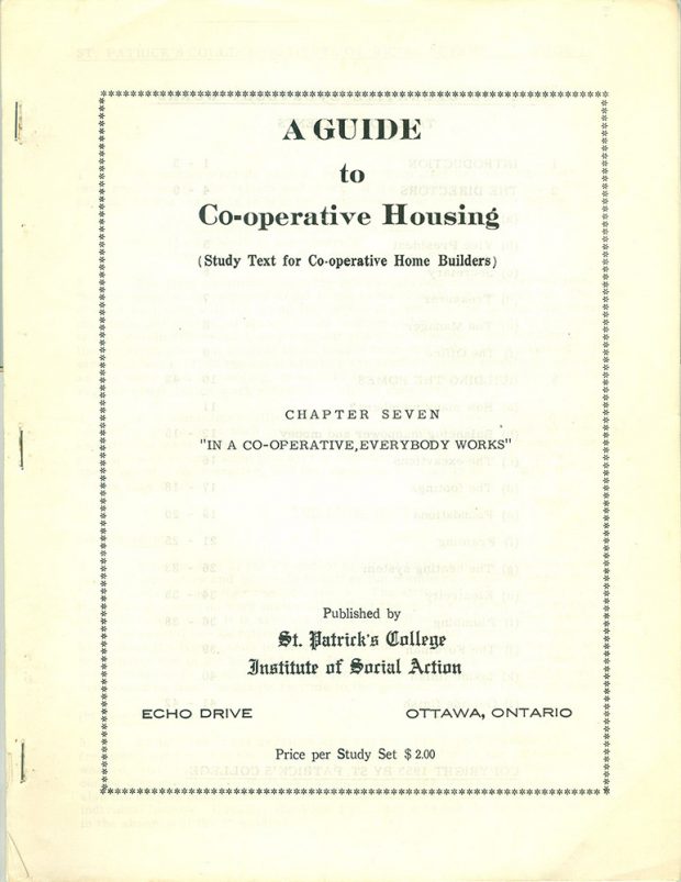 Couverture du guide d’études A Guide to Co-operative housing (Guide de l’habitation coopérative), chapitre sept – Dans une coopérative, tout le monde travaille. Fond blanc.