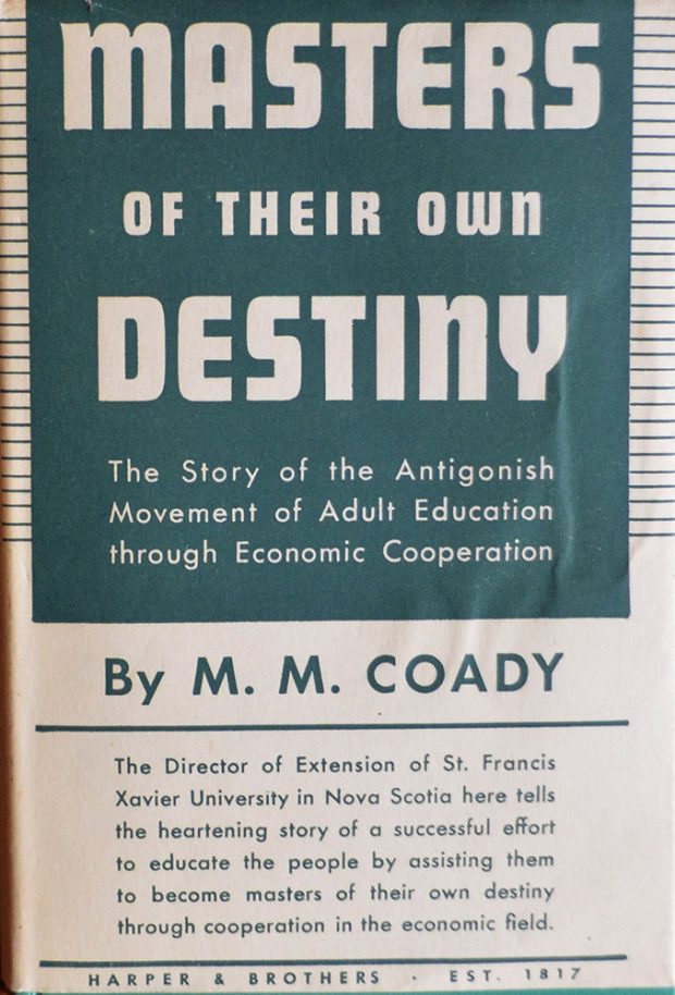 Couverture d’un livre Masters of their own Destiny (Maîtres de leur propre destin) – L’histoire du mouvement d’Antigonish en formation des adultes, grâce à la coopération économique, par le père M.M. Coady.