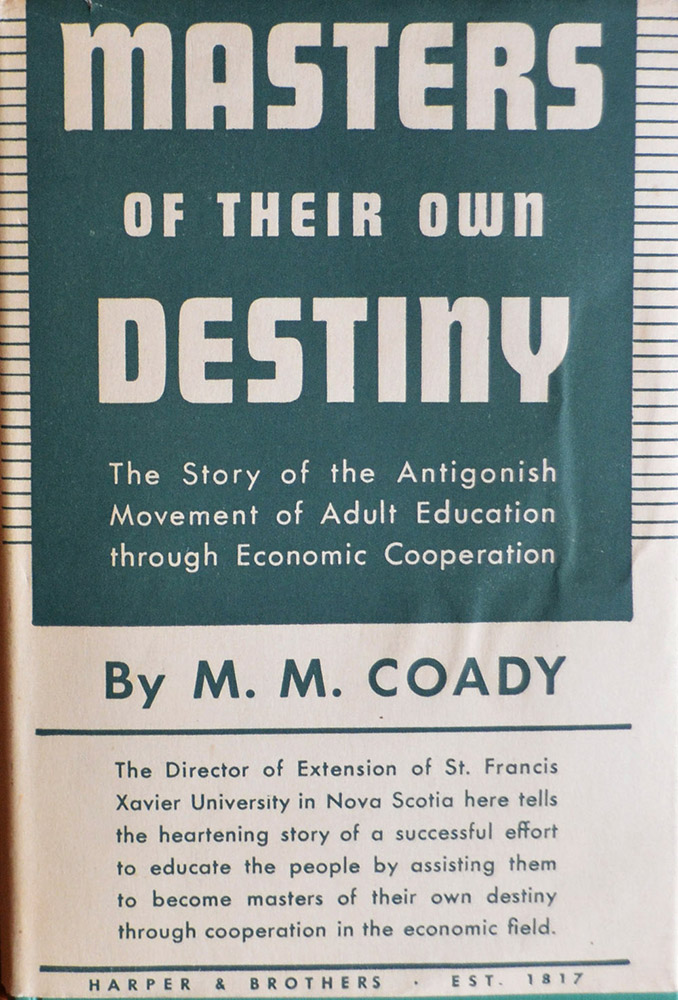 Couverture d’un livre Masters of their own Destiny (Maîtres de leur propre destin) – L’histoire du mouvement d’Antigonish en formation des adultes, grâce à la coopération économique, par le père M.M. Coady.