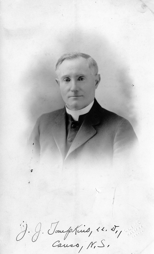 Photo-portrait en noir et blanc du père Tompkins. Inscription au bas : J.J. Tompkins Caruso, N.S.