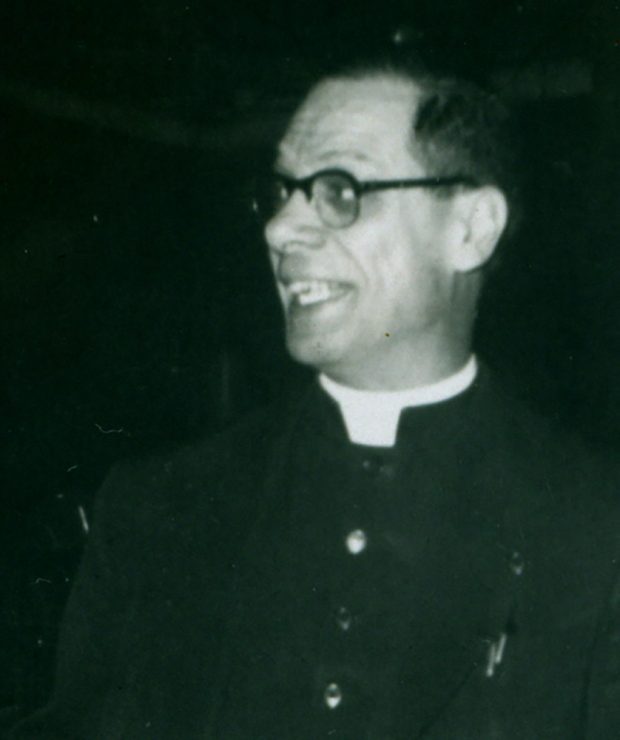 Photo en noir et blanc d'un prêtre, le Père Morrocco tourné vers la gauche