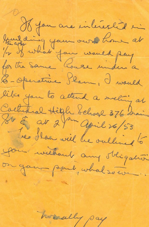 Note manuscrite sur papier jaune ; notes pour un article de presse.
