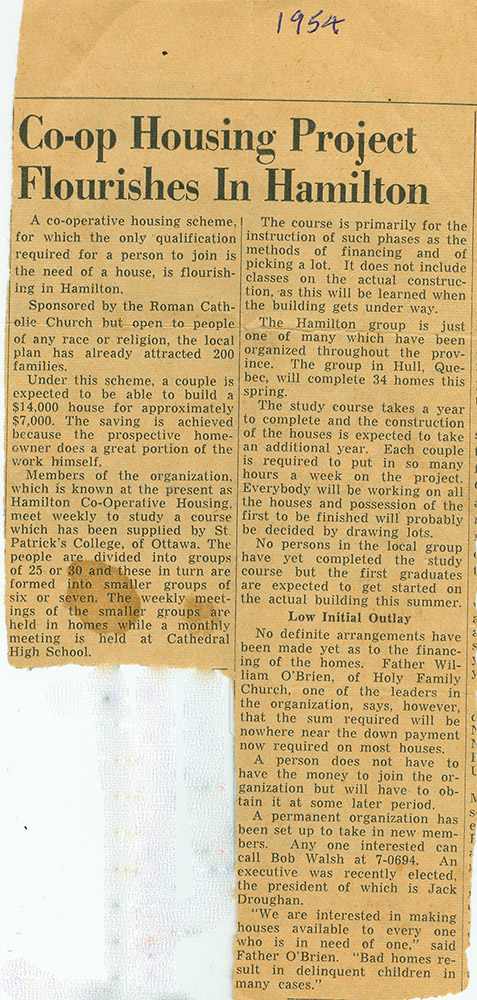 Un article de 1954 intitulé Co-op Housing project Flourishes in Hamilton. (Le projet de coopérative d’habitation prospère à Hamilton.)