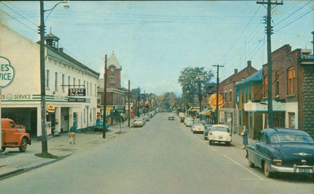 Carte postale couleur de la rue principale de Grimsby (Ontario).