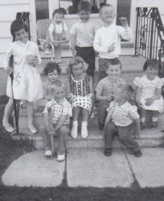 Photo noir et blanc d’un groupe d’enfants sur des marches.